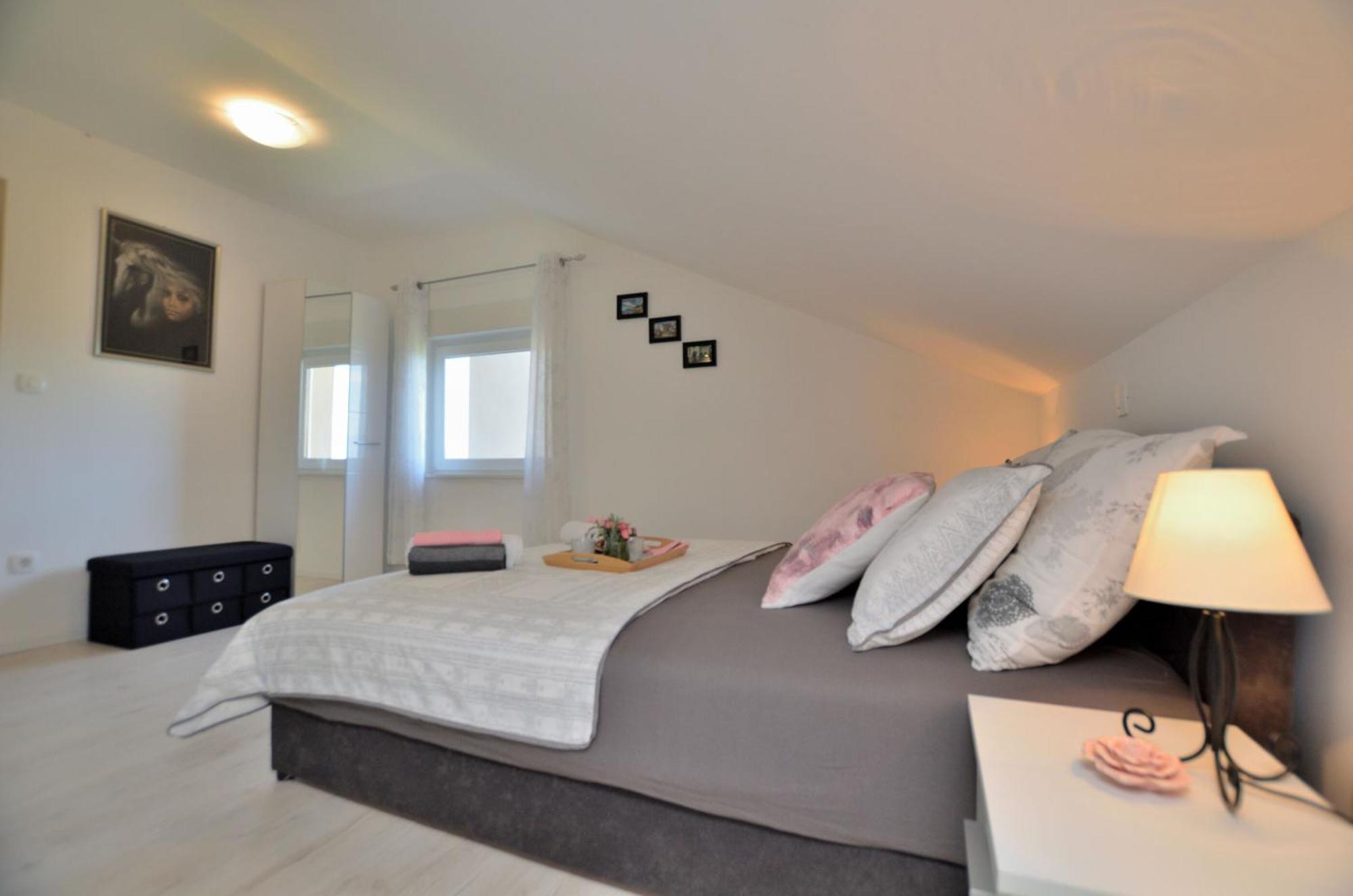 Apartments Viktoria Lovran Bagian luar foto