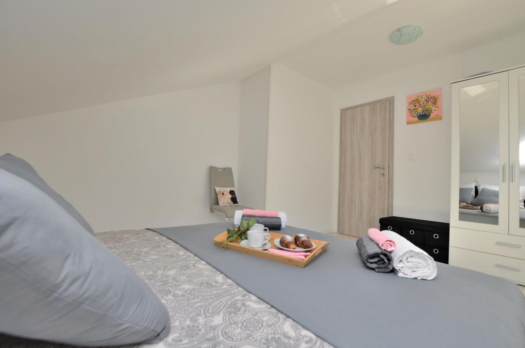 Apartments Viktoria Lovran Bagian luar foto