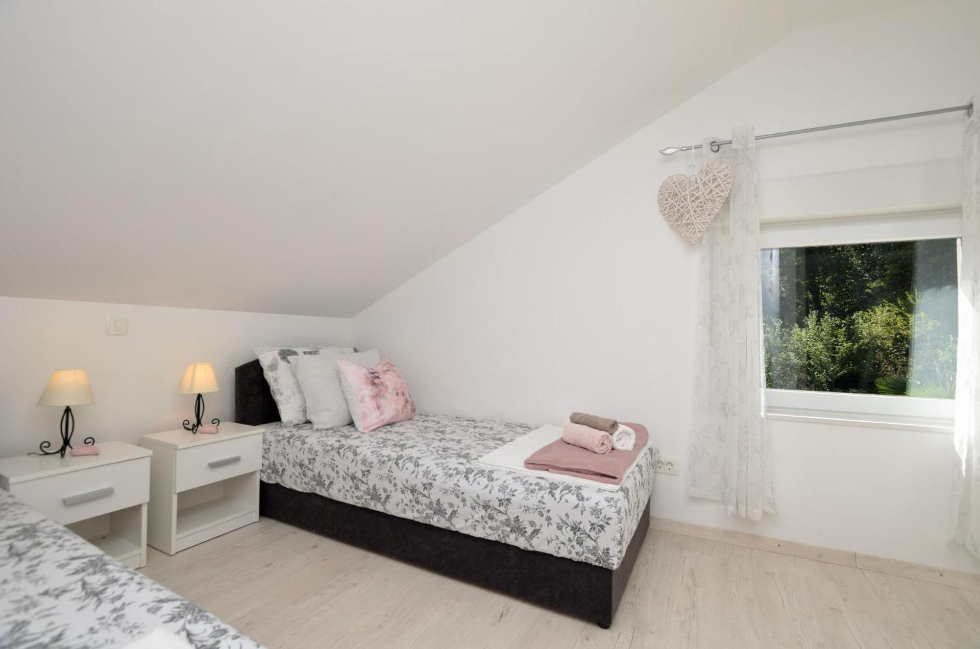 Apartments Viktoria Lovran Bagian luar foto