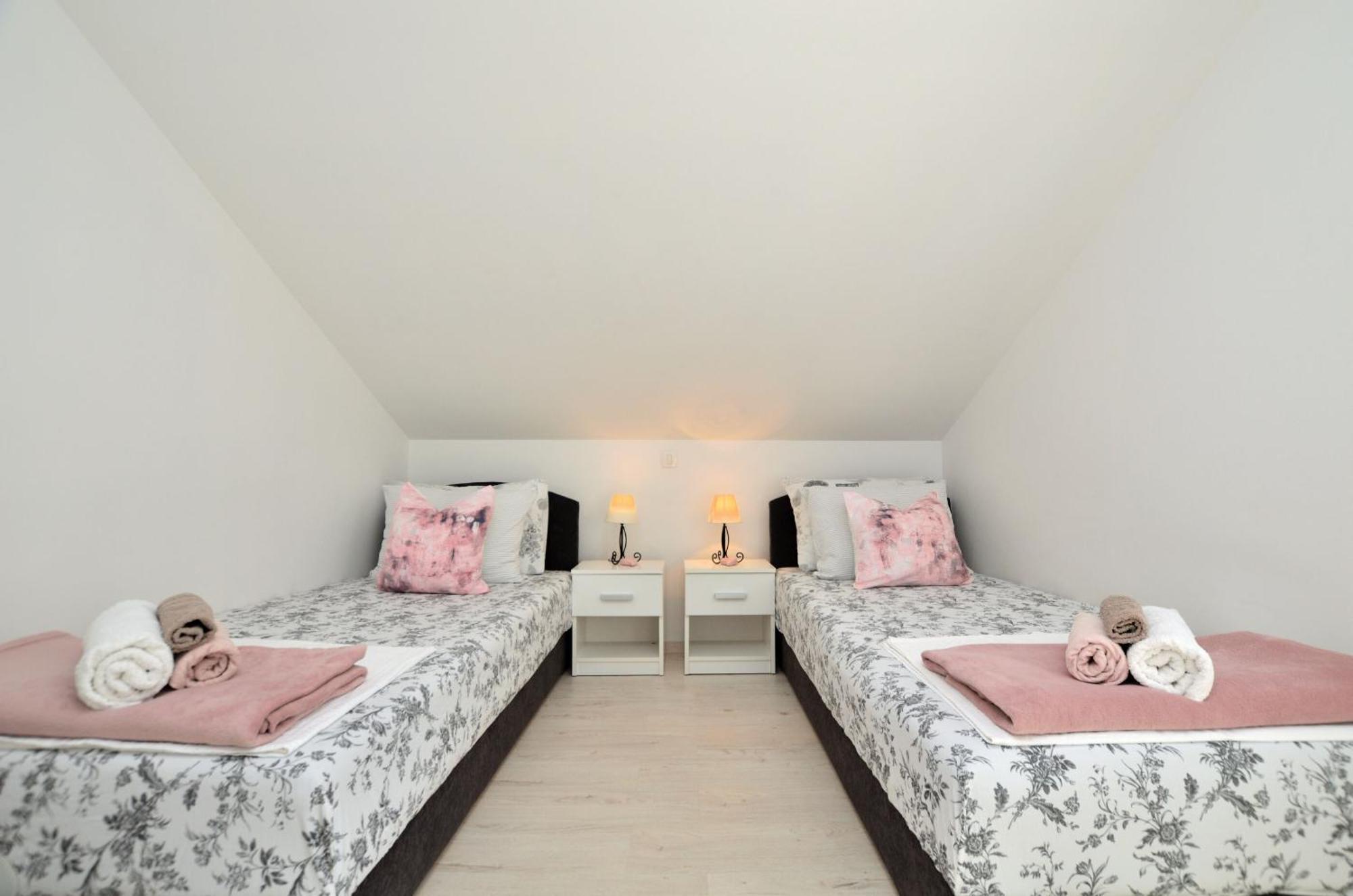 Apartments Viktoria Lovran Bagian luar foto
