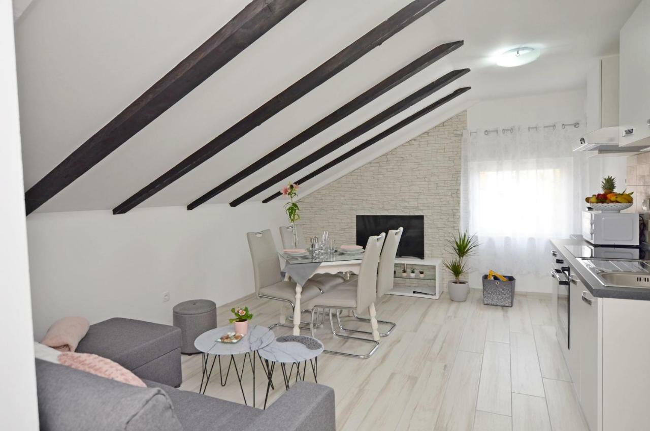 Apartments Viktoria Lovran Bagian luar foto