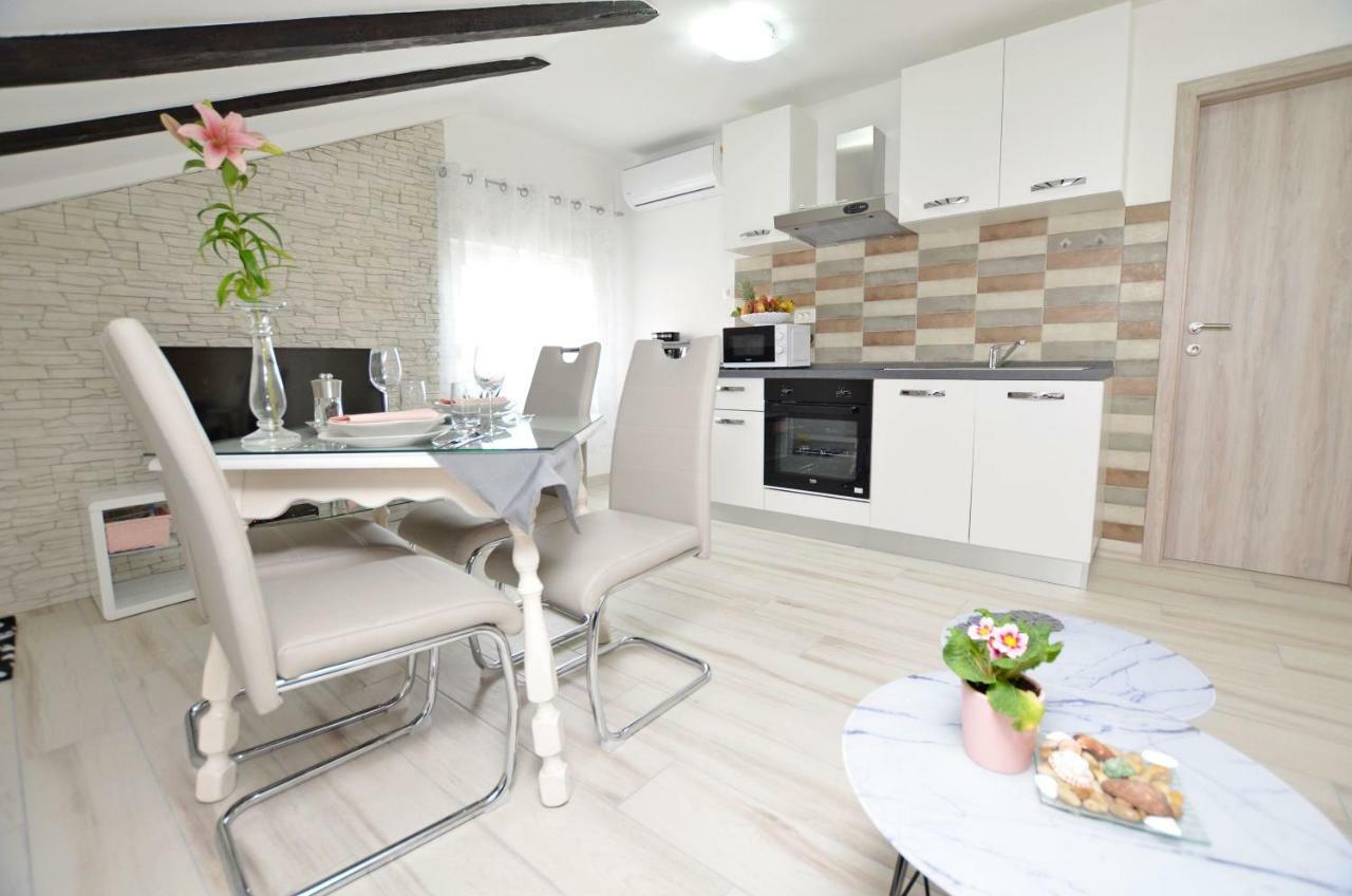 Apartments Viktoria Lovran Bagian luar foto